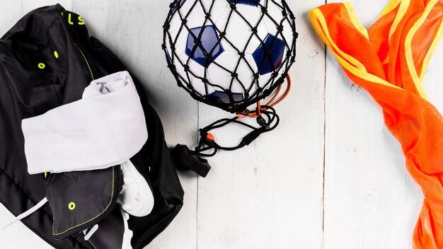 Fußballzusammensetzung mit Ball im Netz und in der Tasche