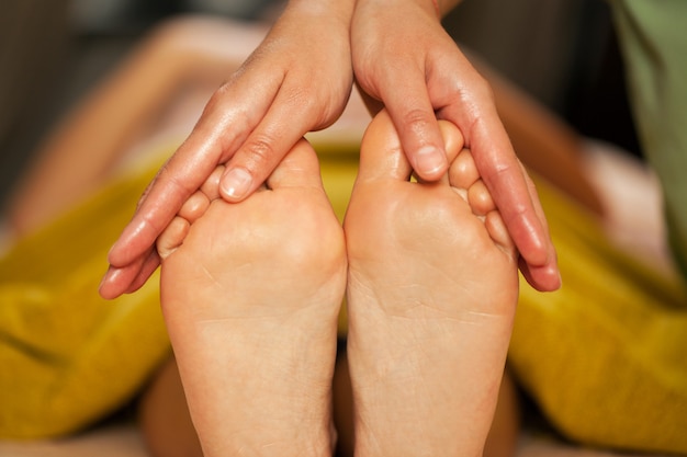 Fußmassage für eine Frau in einem Spa