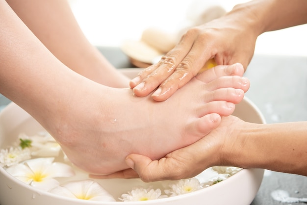 Fußwaschung im Spa vor der Behandlung. Spa-Behandlung und Produkt für weibliche Füße und Hand Spa.