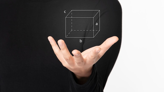 Futuristische digitale Präsentation im Zusammenhang mit Mathematik von Frau im schwarzen Hemd