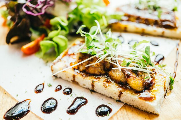 Gänseleberpastete auf Brot mit Sauce