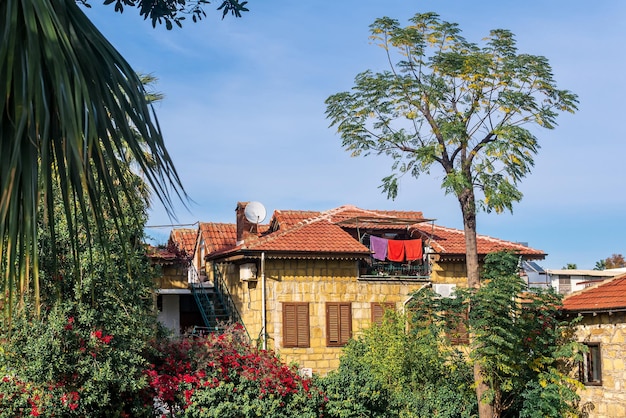 Gästehaus in einem alten landhaus im mediterranen stil inmitten eines gartens