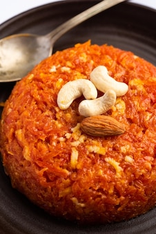 Gajar halwa, auch bekannt als gajorer halua, gajrela, gajar pak und karottenhalwa, ist ein süßer dessertpudding auf karottenbasis vom indischen subkontinent