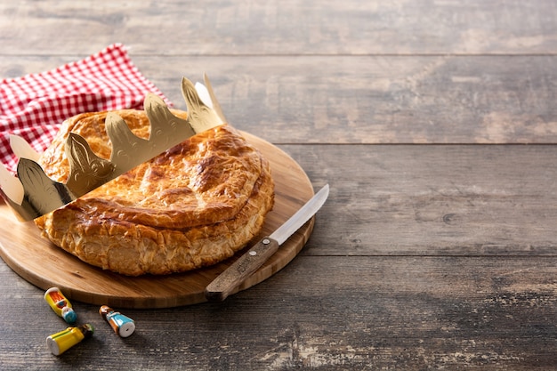 Kostenloses Foto galette des rois auf holztisch. traditioneller dreikönigskuchen in frankreich