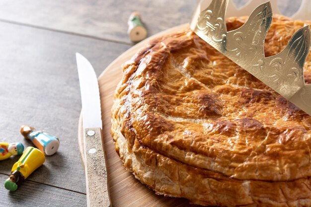 Galette des Rois auf Holztisch. Traditioneller Dreikönigskuchen in Frankreich