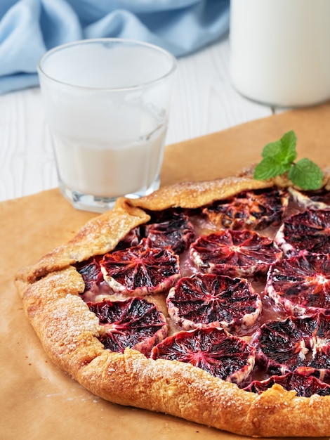 Galette mit roten sizilianischen Orangen, Zucker und Thymian