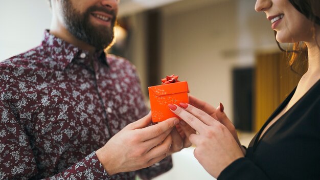 Gallant Mann mit Geschenk für Frau