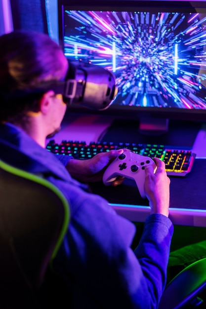 Kostenloses Foto gamer spielt mit controller-seitenansicht