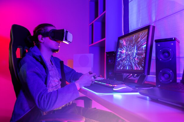 Gamer spielt mit mittlerer Aufnahme des Controllers