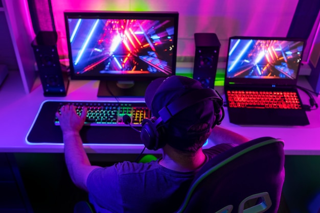 Kostenloses Foto gamer-stuhl mit mehrfarbigen neonlichtern