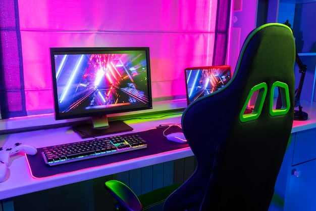 Gaming-Setup mit Computer und Stuhl