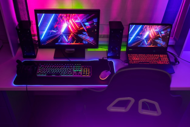 Gaming-Setup mit hohem Winkel im Innenbereich