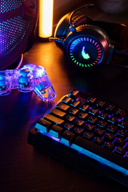 Gaming-Tastatur-Setup mit hohem Winkel
