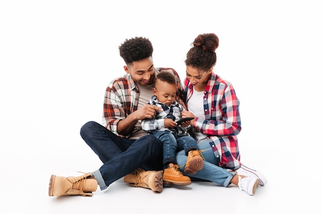 Ganzaufnahme einer frohen jungen afrikanischen Familie