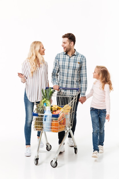 Kostenloses Foto ganzaufnahme einer glücklichen familie