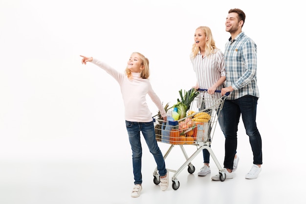 Ganzaufnahme eines jungen Familiengehens