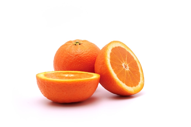 Kostenlose Foto ganze orangenfrüchte und scheiben