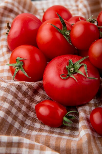 Ganze Tomaten auf kariertem Stoff