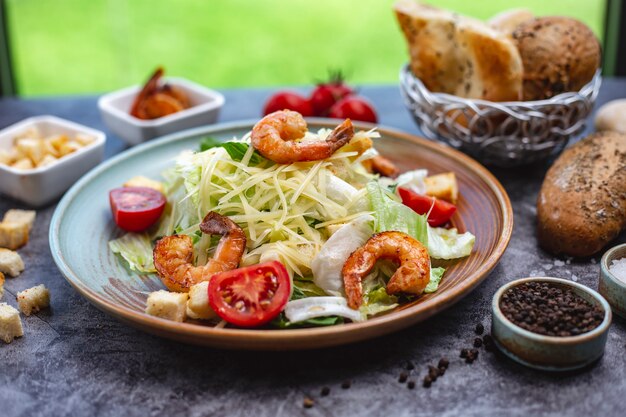 Garnelen-Caesar-Salat mit Salatbrotfüllung Kirschtomate und Parmesan