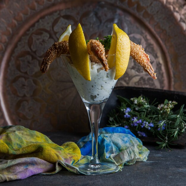 Garnelen mit Sesam mit Zitronen- und Rosmarinblättern und Lappen im Cocktailglas