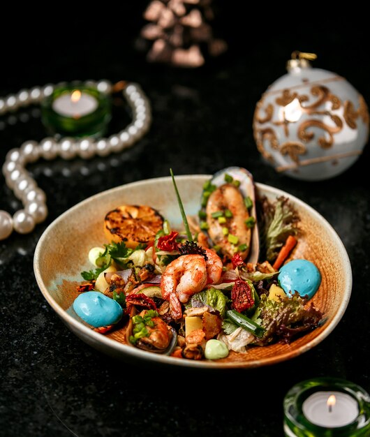 Garnelensalat mit Gemüse auf dem Tisch