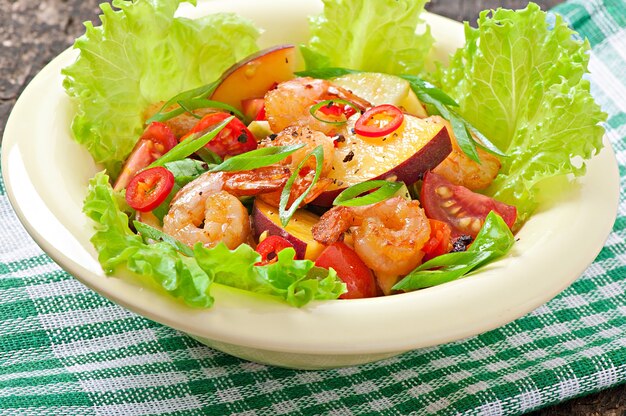 Garnelensalat mit Pfirsichen, Tomaten, Avocado und Salat