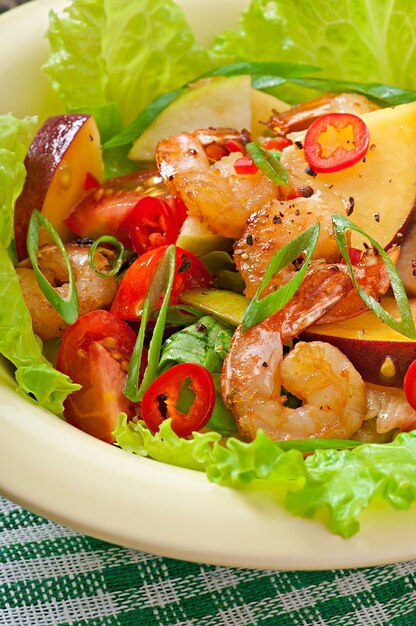 Garnelensalat mit Pfirsichen, Tomaten, Avocado und Salat