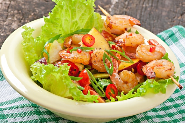 Garnelensalat mit Pfirsichen, Tomaten, Avocado und Salat