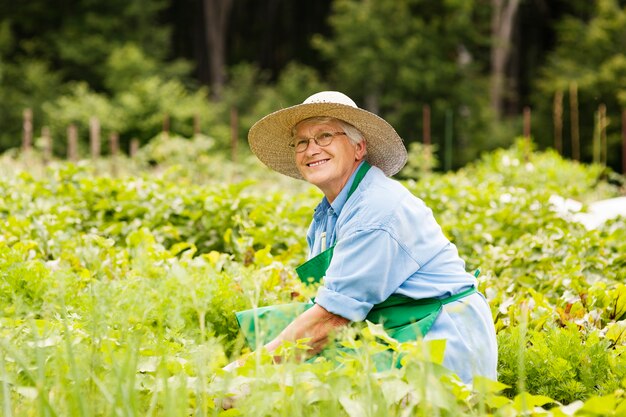 Gartenarbeit der älteren Frau