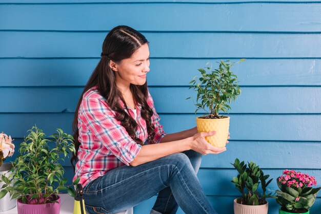 Gartenarbeitkonzept mit Frau