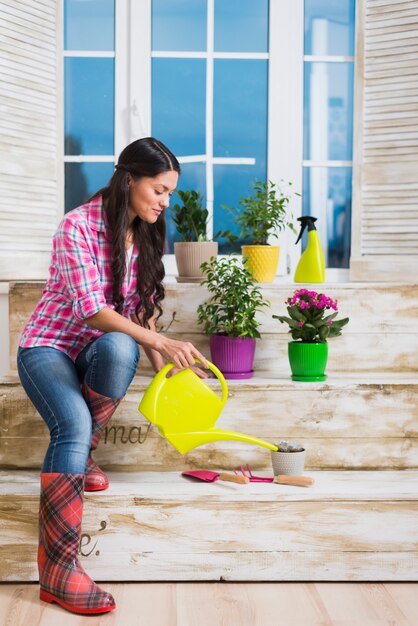 Gartenarbeitkonzept mit Frau