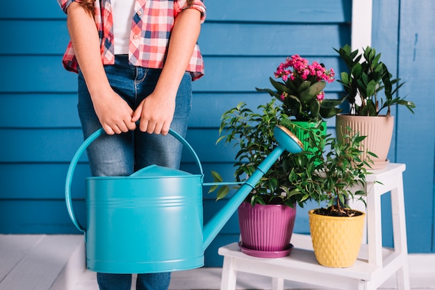 Gartenarbeitkonzept mit Mädchen