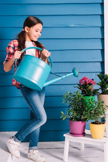 Gartenarbeitkonzept mit Mädchen