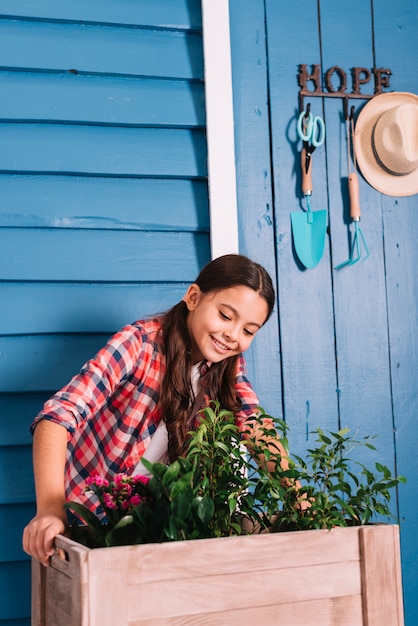 Kostenloses Foto gartenarbeitkonzept mit mädchen