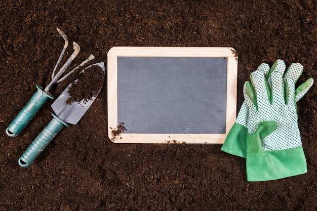 Gartenarbeitzusammensetzung der flachen Lage mit Schieferschablone