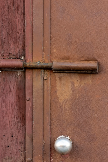 Gealterte metallische oberfläche mit rauem holz und verschluss