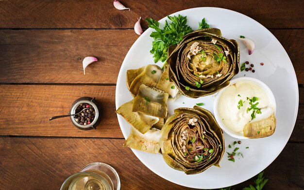 Gebackene Artischocken gekocht mit Knoblauchsauce, Senf und Petersilie. Draufsicht