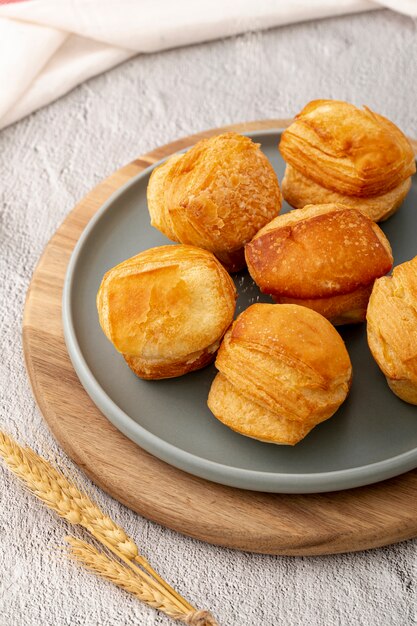 Gebackene Brötchen der hohen Ansicht der Nahaufnahme auf Platte