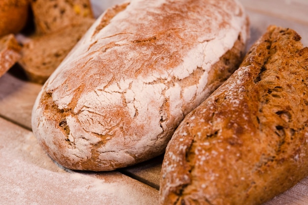 Gebackene Brotlaibe der Nahaufnahme Ofen