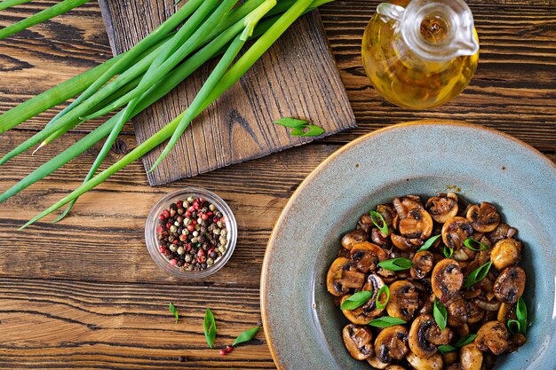 Gebackene Champignons mit Sojasauce und Kräutern. Veganes Essen. Ansicht von oben