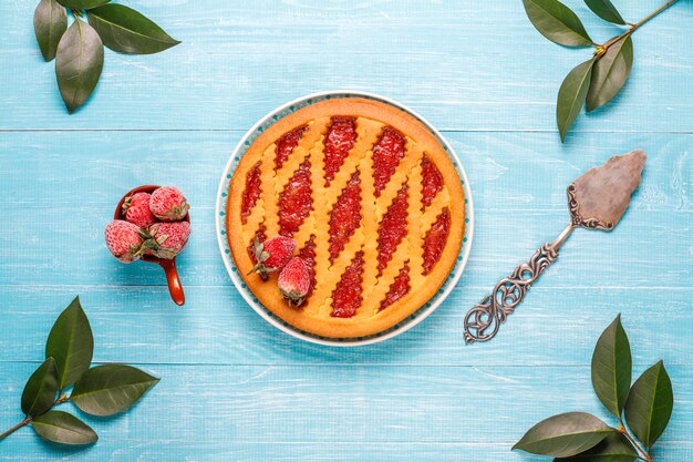 Gebackene Erdbeer-Marmeladen-Kuchen-Torte süßes Gebäck Draufsicht