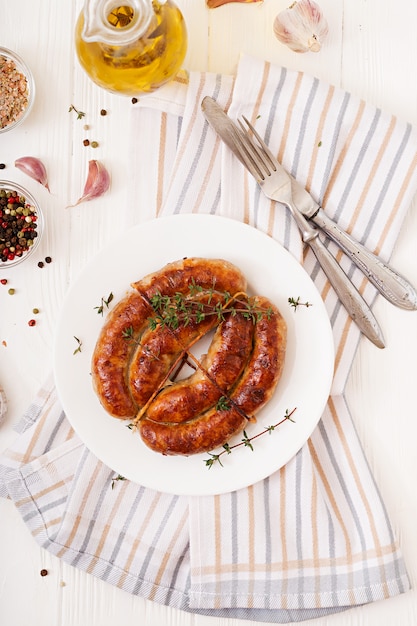 Gebackene hausgemachte Wurst auf einem weißen Teller. Erntedank. Draufsicht