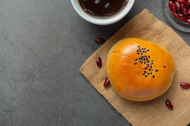 gebackene rote Bohnenpastenbrötchen auf braunem Stoff mit Kaffee servieren