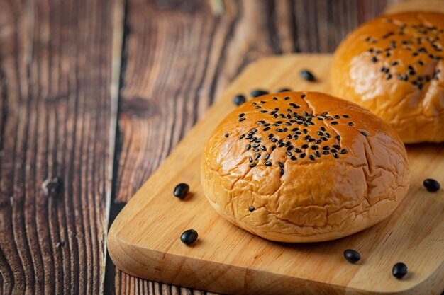 gebackene schwarze Bohnenpastenbrötchen auf Holzschneidebrett