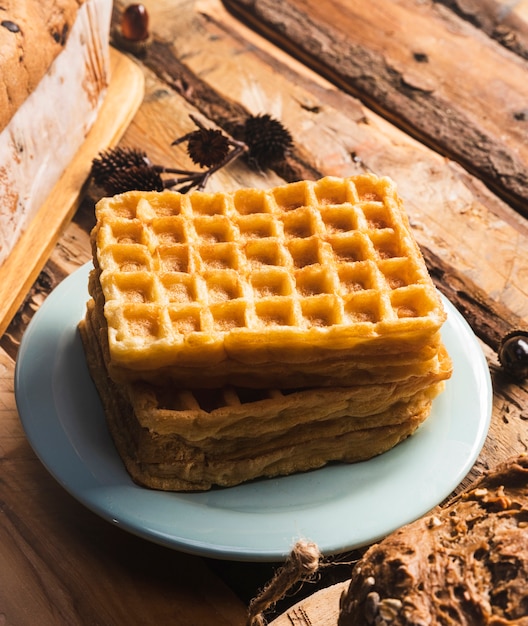 Gebackene Waffeln des hohen Winkels auf einer Platte