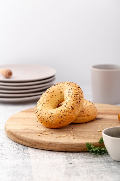 Gebackener Brotdonut der Vorderansicht auf hölzernem Brett