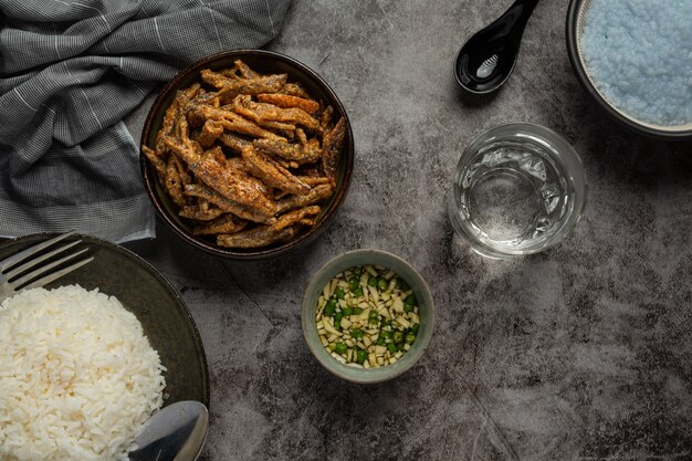 Gebackener Fisch mit Soße asiatisches Meeresfrüchte-Konzept.