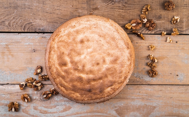 Gebackener Kuchen der Draufsicht mit Walnüssen auf dem Tisch