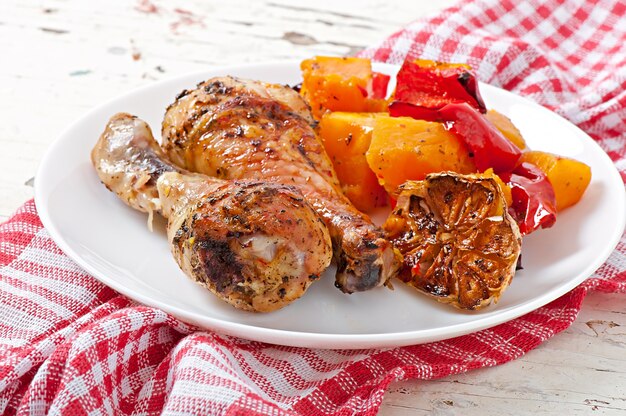 Gebackener Kürbis mit Huhn und Paprika