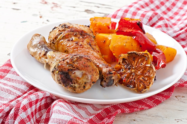 Gebackener Kürbis mit Huhn und Paprika